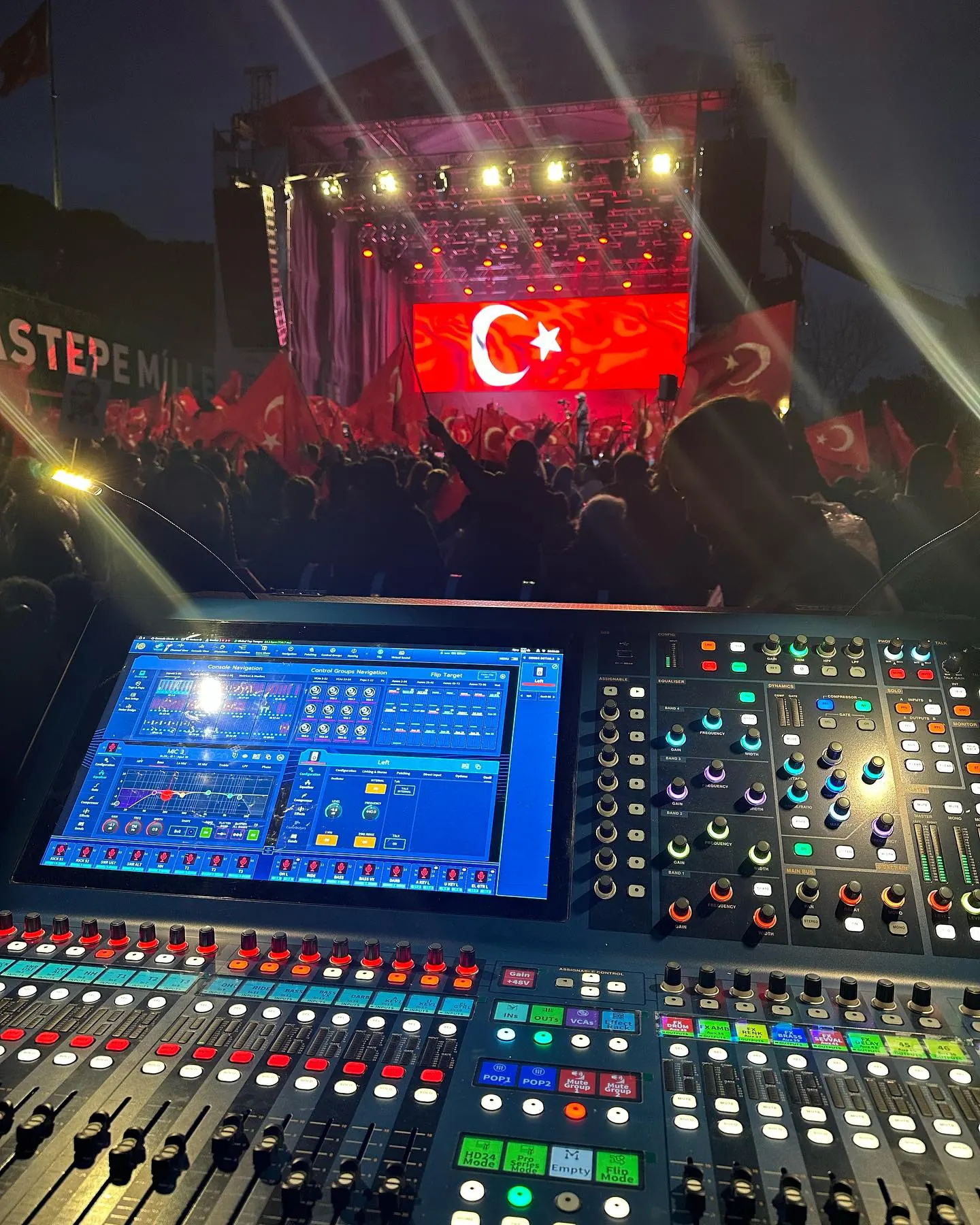 Canlı etkinlik ses masası ve sahne kontrolü