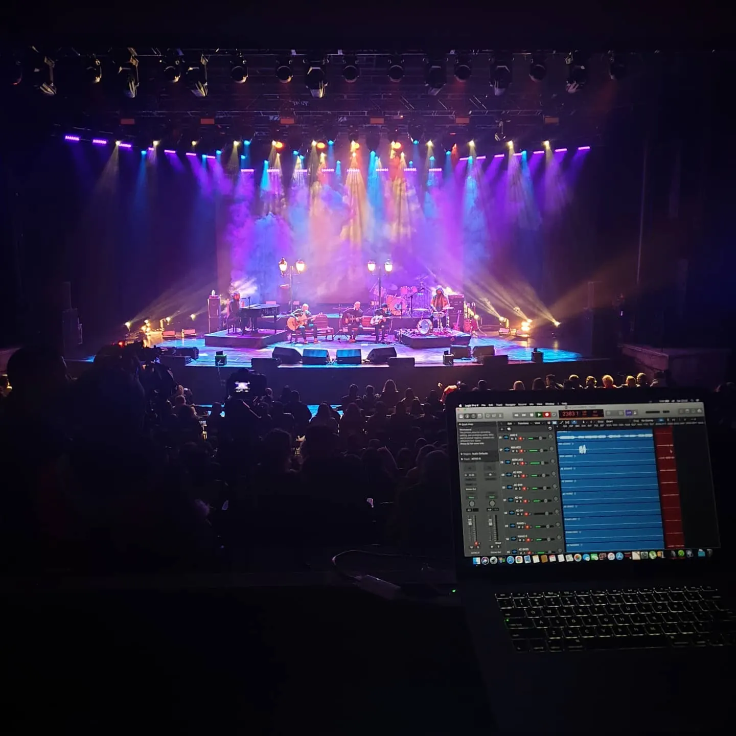 Konser sahnesi, ışık kontrolü ve teknik takip