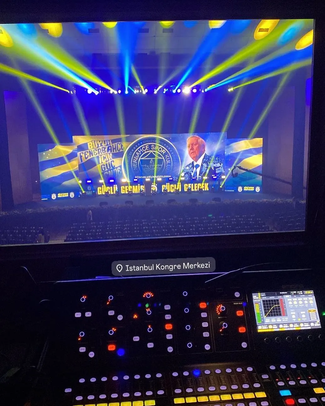 LED ekran ve ışık kurulumu etkinlik sahnesi